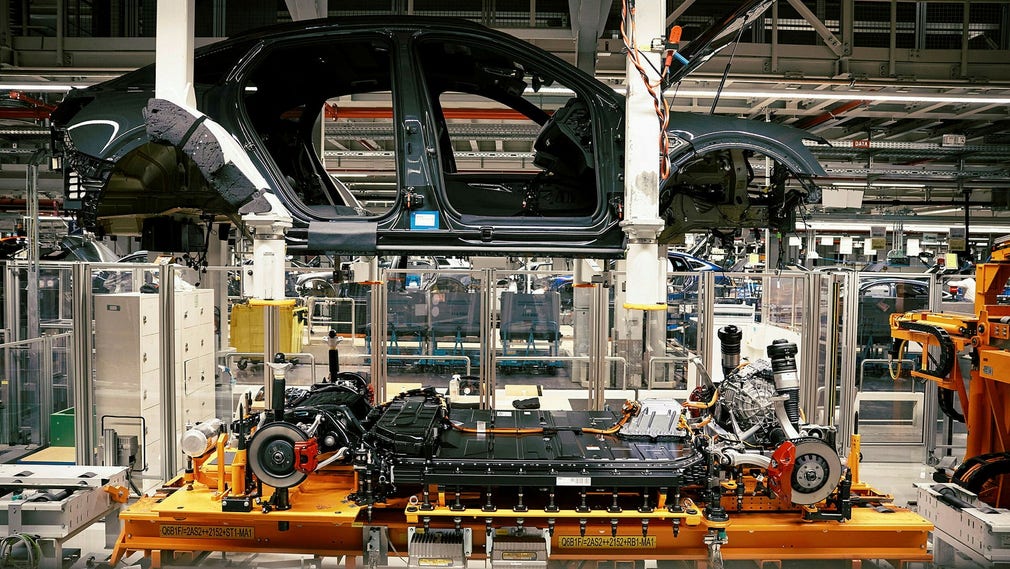 Karossen till nya Q8 e-tron hissas ned till bilgolvet där batteripaketet ligger.