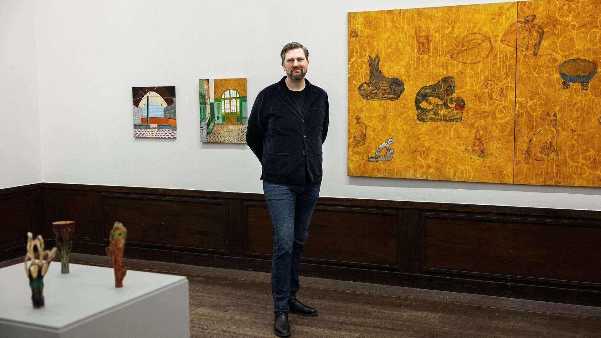 Isak Nilson är Liljevalchs vice konsthallschef och juryordförande för Vårsalongen. Här står han bredvid Ingela Johansson Dunells diptyk ”Sandscript” (2022).