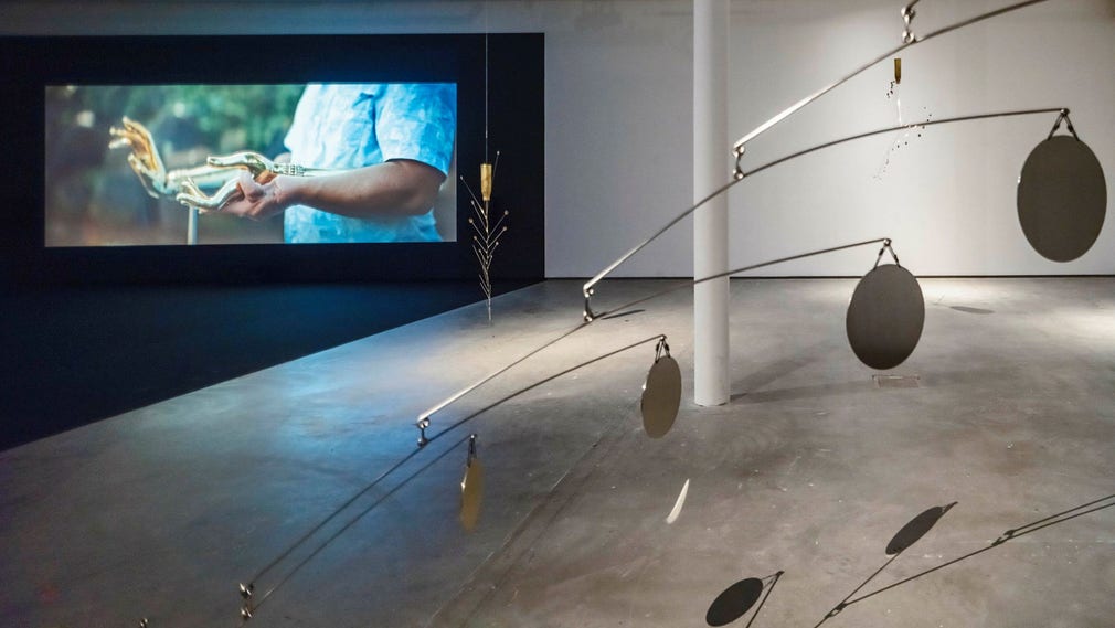 Vy från Tuấn Andrew Nguyễns utställning på Marabouparken konsthall.