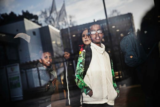 Mustafe Ahmed och Jakop Abdi ska ta vagnen till centrala Göteborg för att få hjälp med läxan på universitetet. Jakob vill bli kirurg när han blir stor.