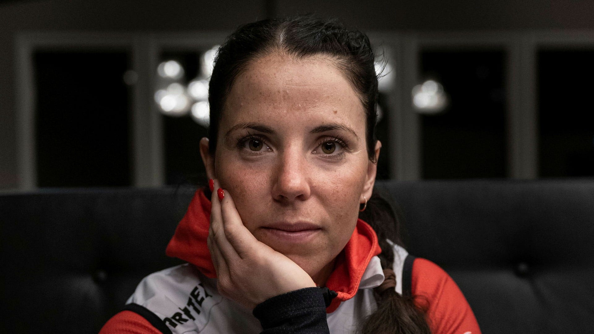 Charlotte Kalla skriver tillsammans med DN:s sportkrönikör boken ”Skam den som ger sig” som kommer ut i oktober.