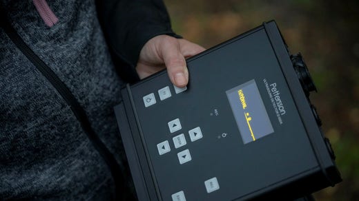 Detektorerna spelar in högfrekventa ljud och via datorer kan man sedan få hjälp att analysera de arter som registrerats i utrustningens minneskort.
