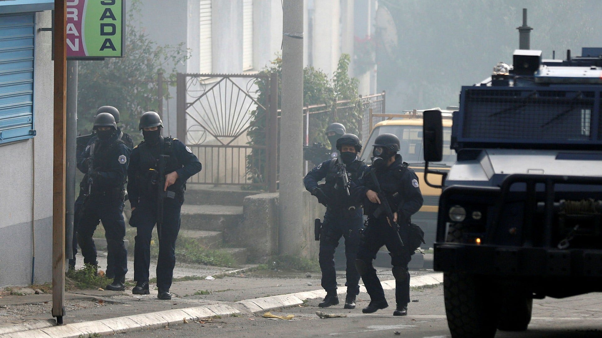 Polis på gatorna i Mitrovica i Kosovo.
