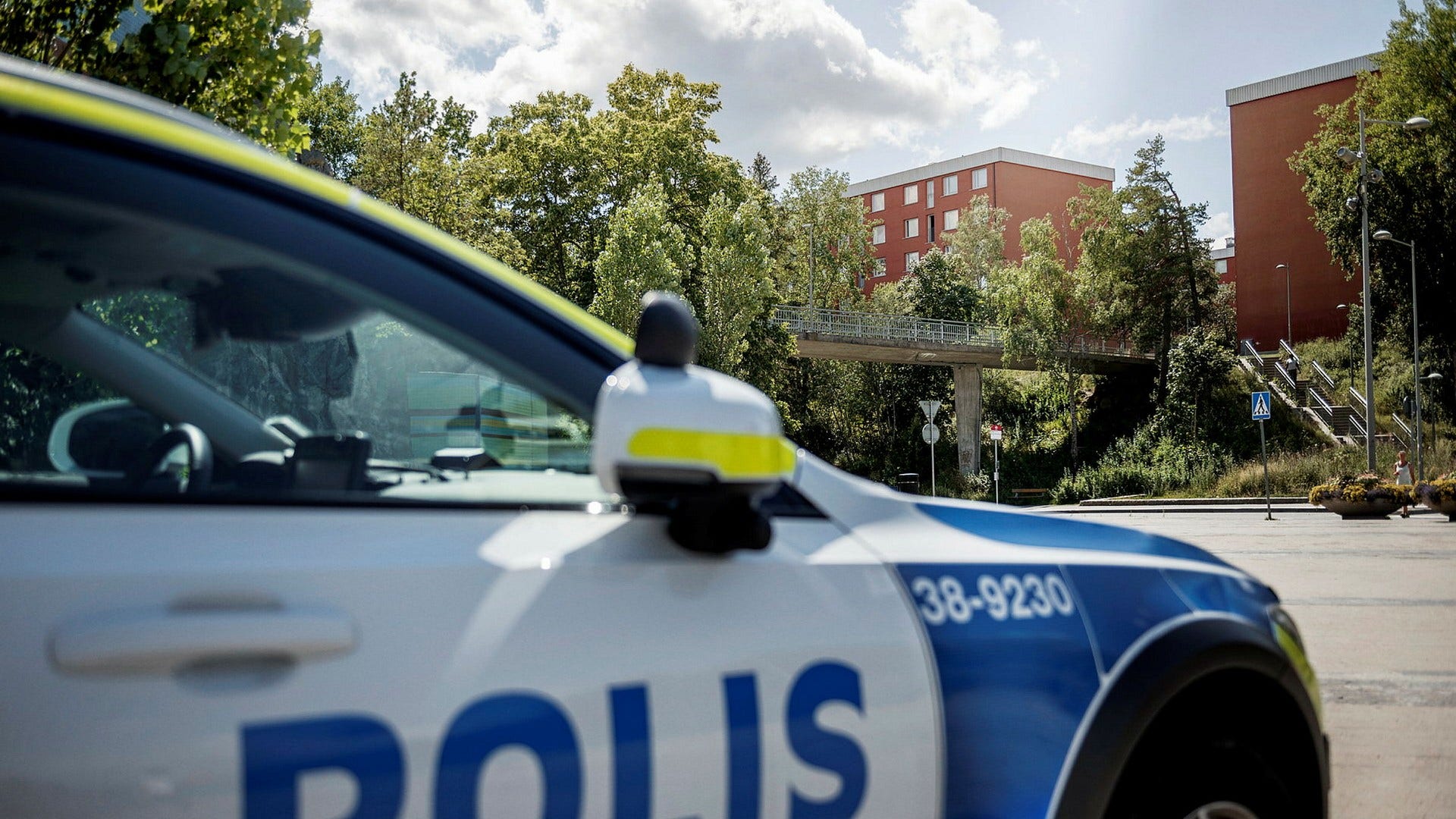 I somras skottskadades två barn i bostadsområdet Visättra i Huddinge kommun efter ett bråk mellan flera personer med kopplingar till kriminella gäng.