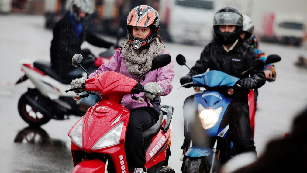 Föräldrar borde med tanke på klimatet köpa cykel i stället för moped till sina tonåringar, anser insändarskribenten.