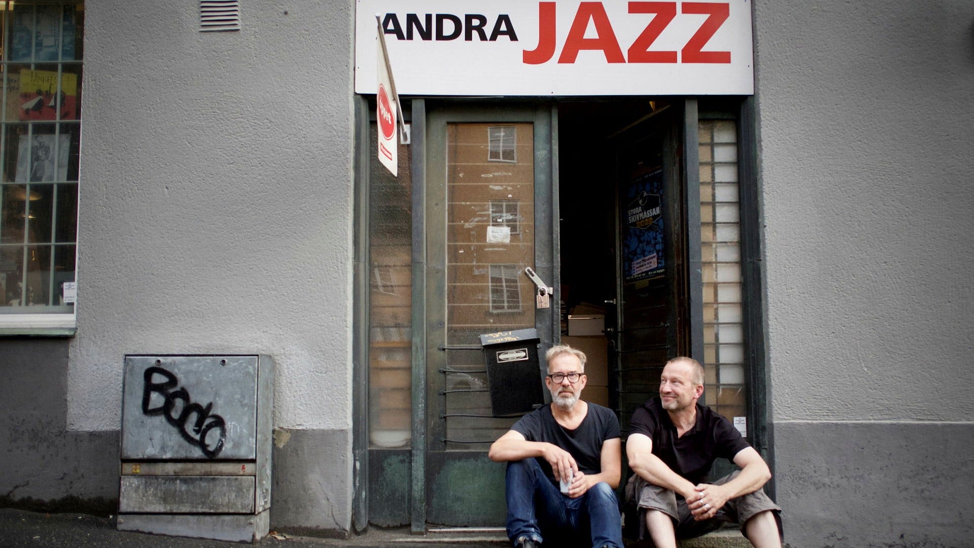 Sven Dolling och Mats Gustafsson utanför skivbörsen Andra jazz i Stockholm.