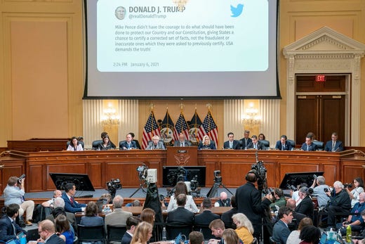 Ett twitterinlägg visas upp under kongressförhören kring stormningen av Kaptiolium.