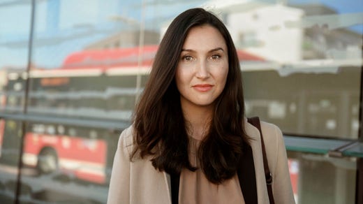 Aida Hadžialić (S), oppositionsregionråd i Region Stockholm, hävdar att den nya organisationen inte handlar om någonting annat än besparingar.
