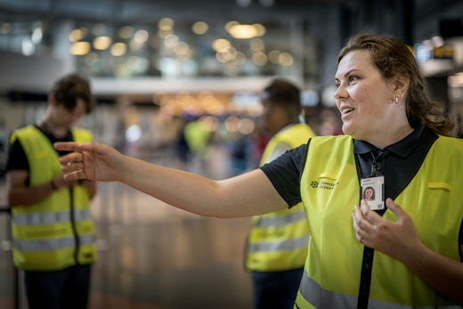 ”Ibland kan det räcka med ett leende för att stressade resenärer ska känna att de har fått hjälp”, säger Iryna Petruk, flykting från Ukraina som precis fått jobb som flygplatsvärd på Arlanda. ”Jag är otroligt glad över att jag har fått den här chansen”, påpekar hon,
