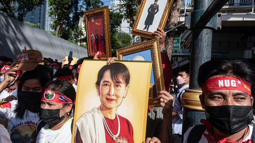 Burmesiska demonstranter samlade utanför Myanmars ambassad i Thailand för att protestera mot militärmakten i sitt hemland.