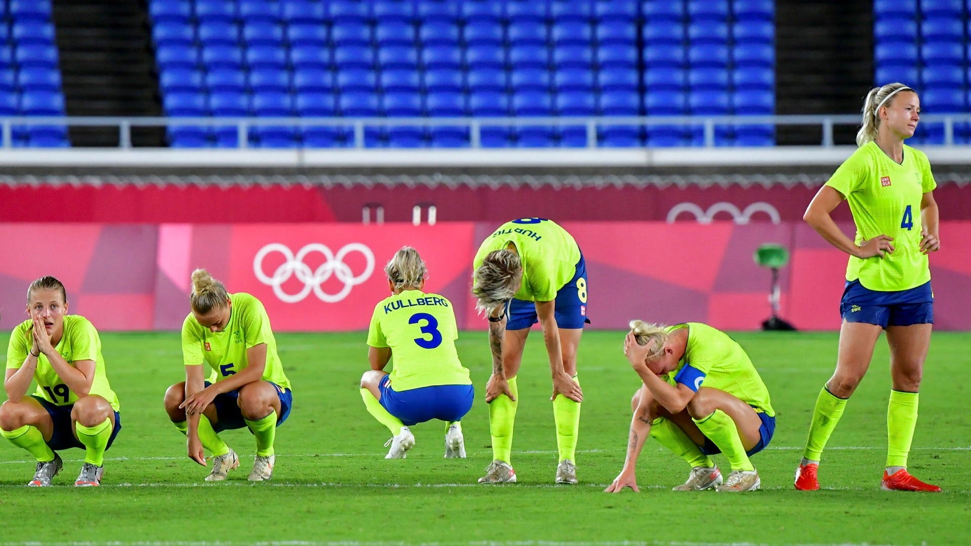Anna Anvegård, Hanna Bennison, Emma Kullberg, Lina Hurtig, Caroline Seger och Hanna Glas i tårar efter ett nytt svenskt OS-silver.