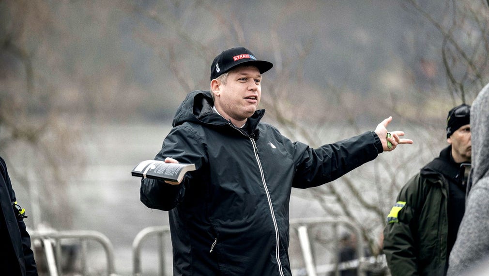 راسموس بالودان خلال عملية حرق أحد المصاحف خارج السفارة التركية في ستوكهولم