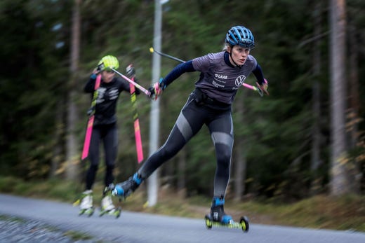 Elvira Öberg tränar på rullskidor i Östersund, tidigare i höst.