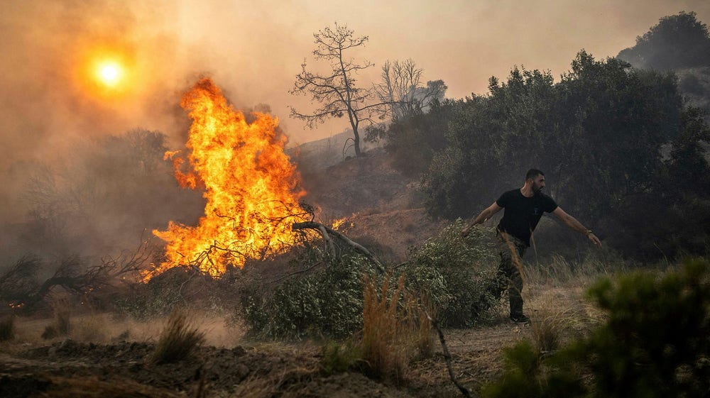 Bränder rasar runt Medelhavet – tusentals evakuerade och flera döda