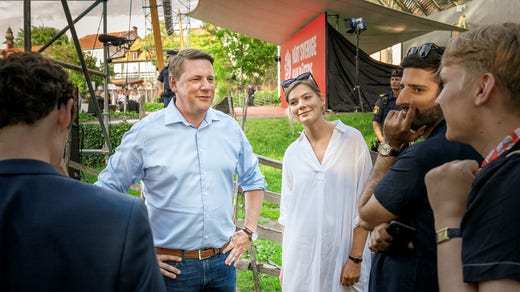Tobias Baudin i samtal med SSU:s förbundsordförande Lisa Nåbo i samtal med partisekreterare efter statsminister Magdalena Anderssons tal.
Dölj beskrivning