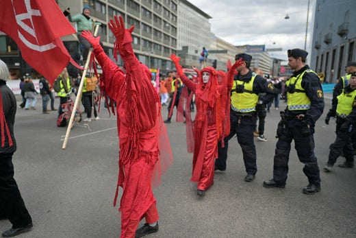 Polis på plats vid korsningen Sveavägen/Kungsgatan.
