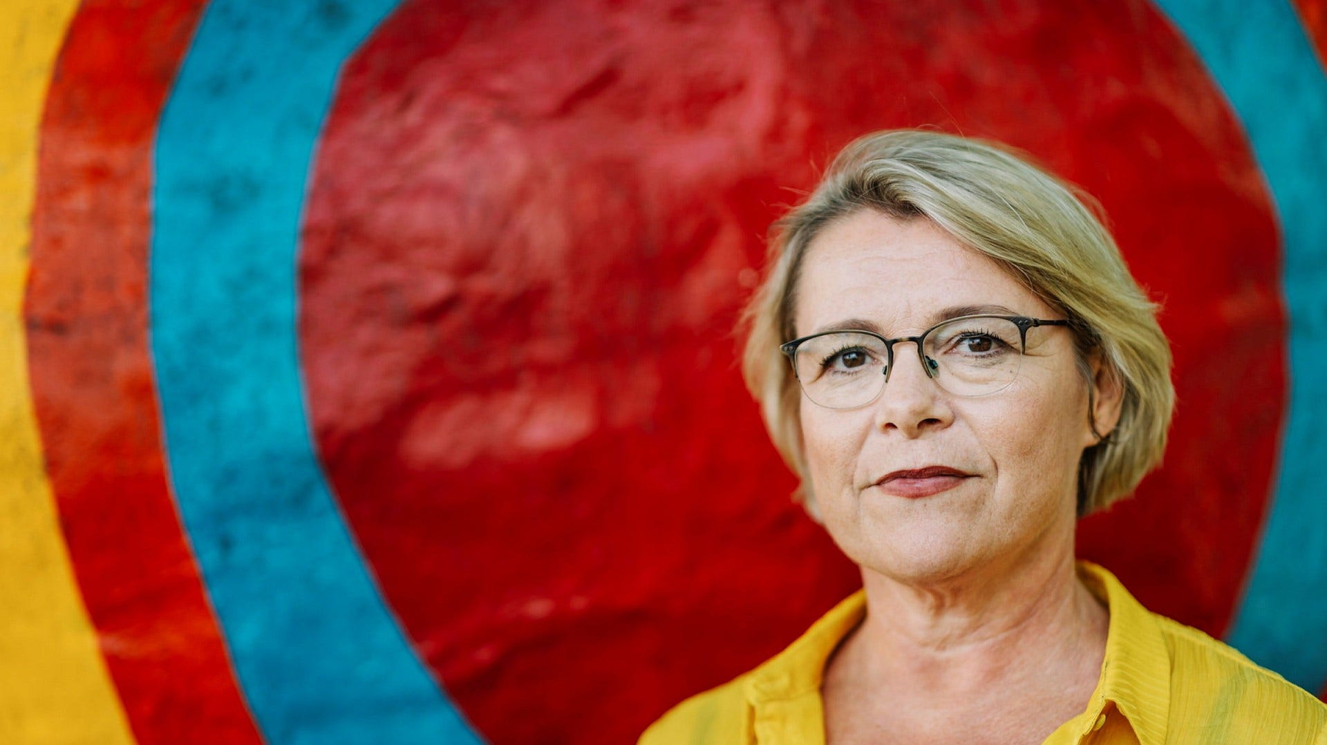 Gitte Ørskou överintendent på Moderna museet, fotograferad framför en skulptur av Niki de Saint Phalle.