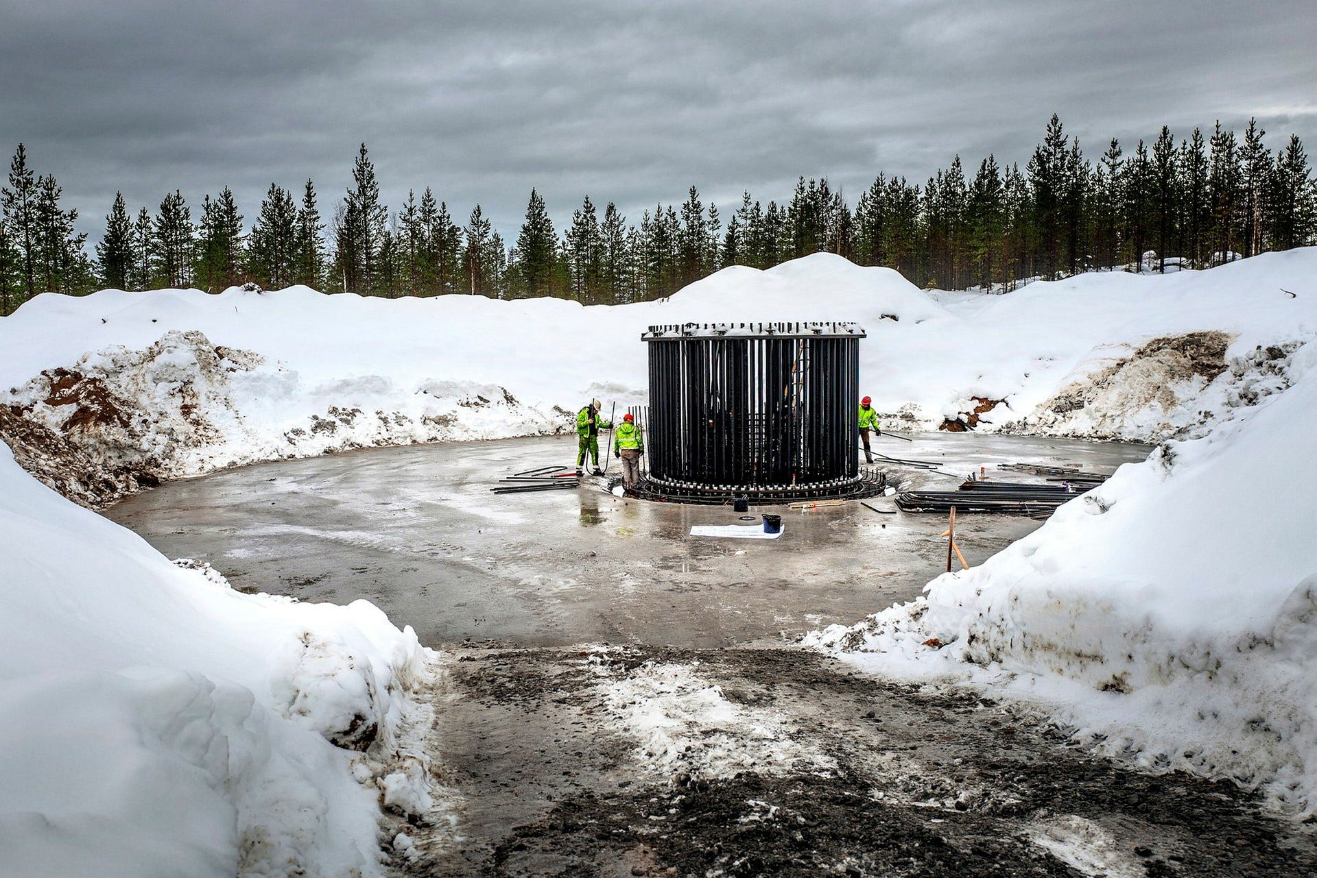 Byggarbetare från Rumänien bygger grunden till ännu ett vindkraftverk. När Markbygden 1101 är färdigbyggd ska det utgöra Europas största vindkraftpark på land.