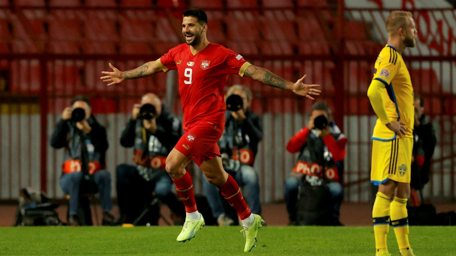 Aleksandar Mitrovic gjorde tre mål när Sverige föll mot Serbien med 1–4.