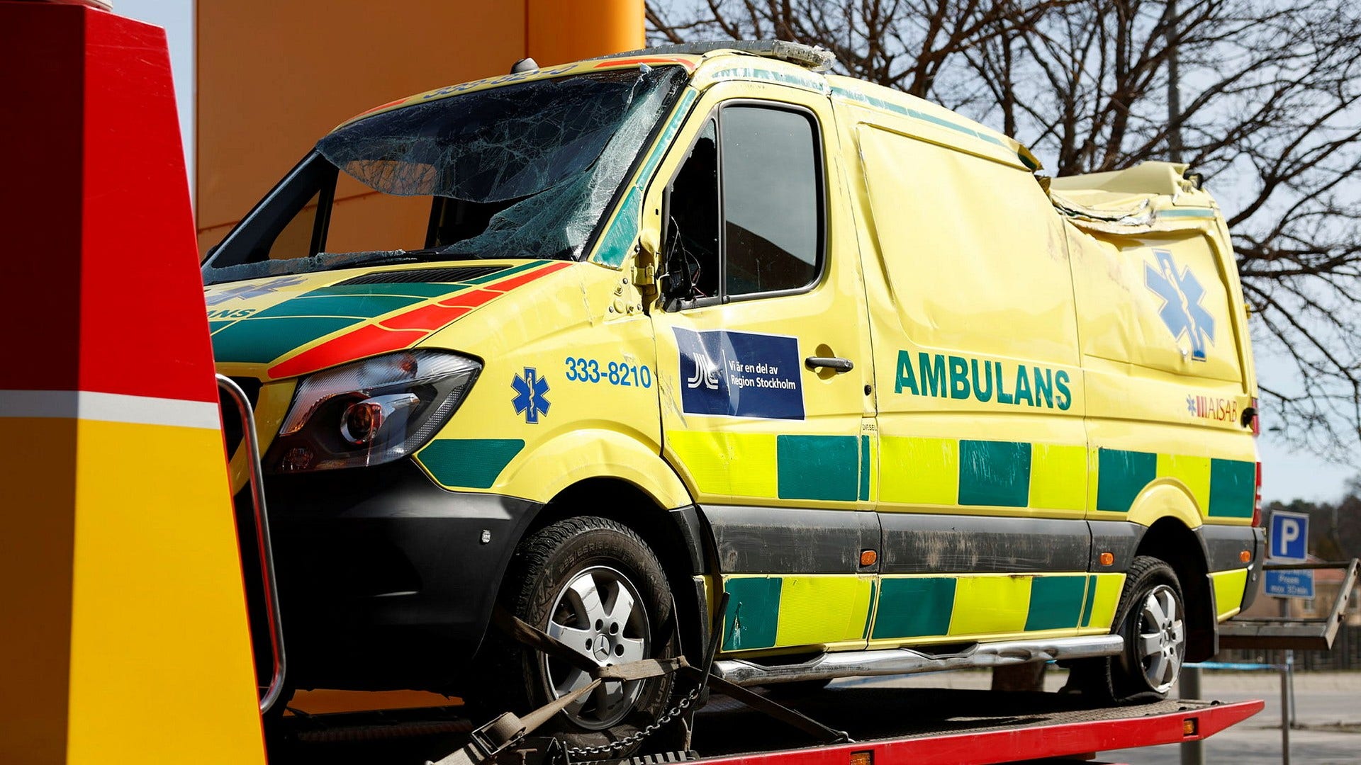 Ambulansen krockade med en diplomatbil i Bromma.