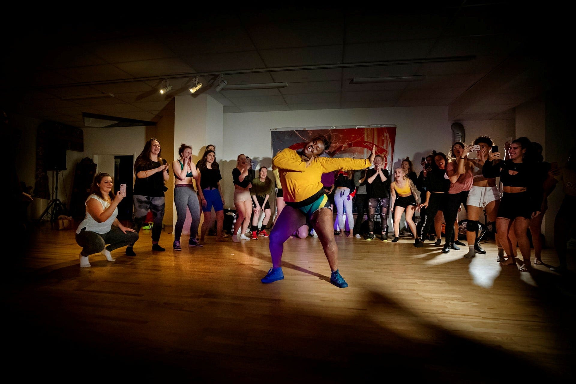 När dancehalldansaren Kaytana Taylor besökte Sverige blev det fullt på hennes dansklass. Eleverna står bakom henne när hon gör ett framträdande och jublar allt de kan.