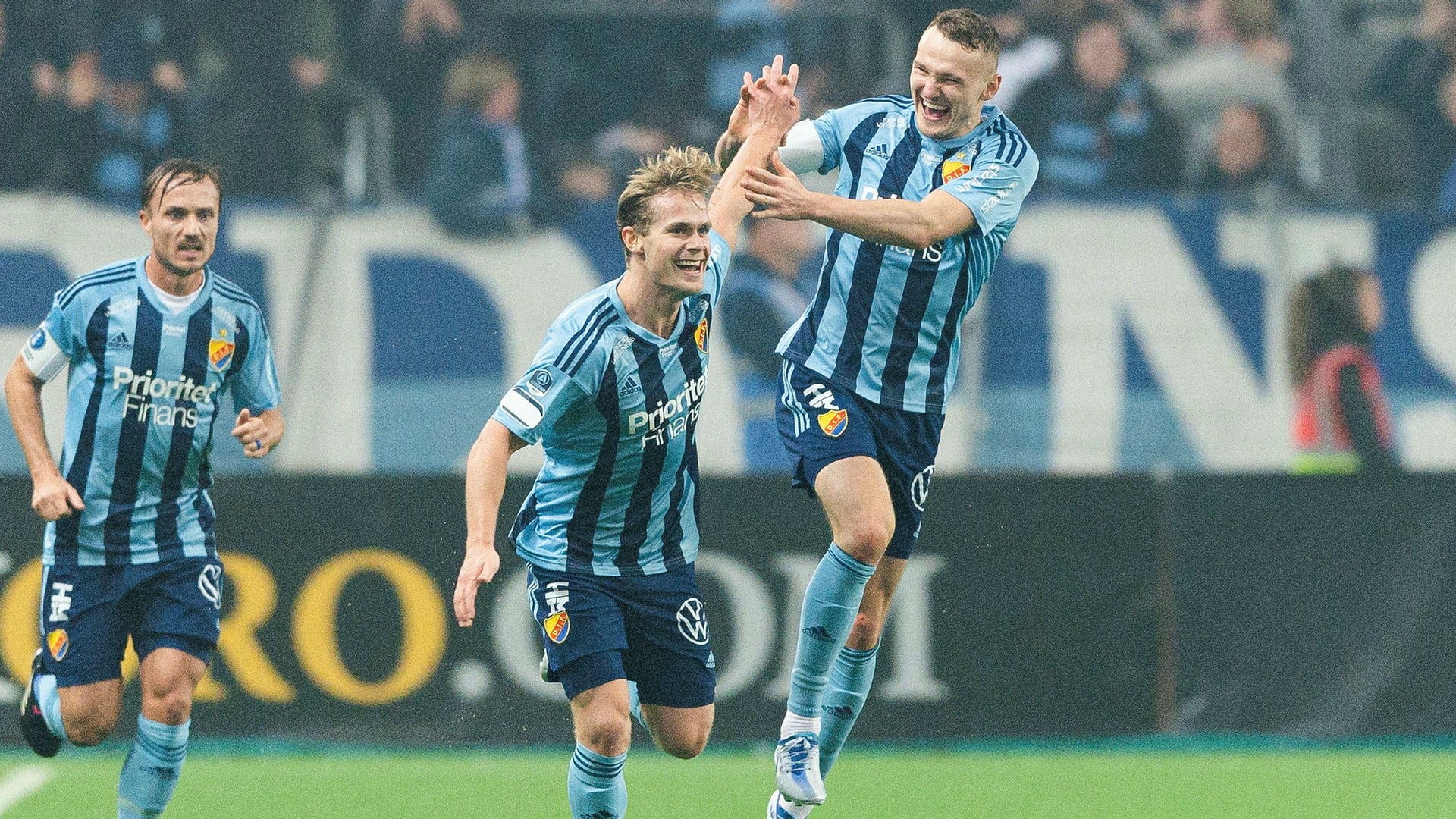Djurgården vände och vann mot Malmö FF i Svenska cupens kvartsfinal. Här Hampus Finndell, i mitten efter sitt 2–2-mål.