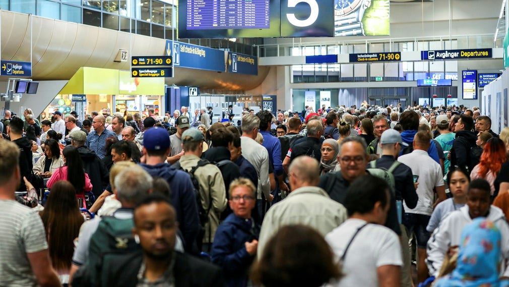 Långa köer på Arlandas terminal 5.