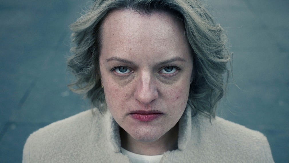 Elisabeth Moss som June i ”The handmaid's tale 5”