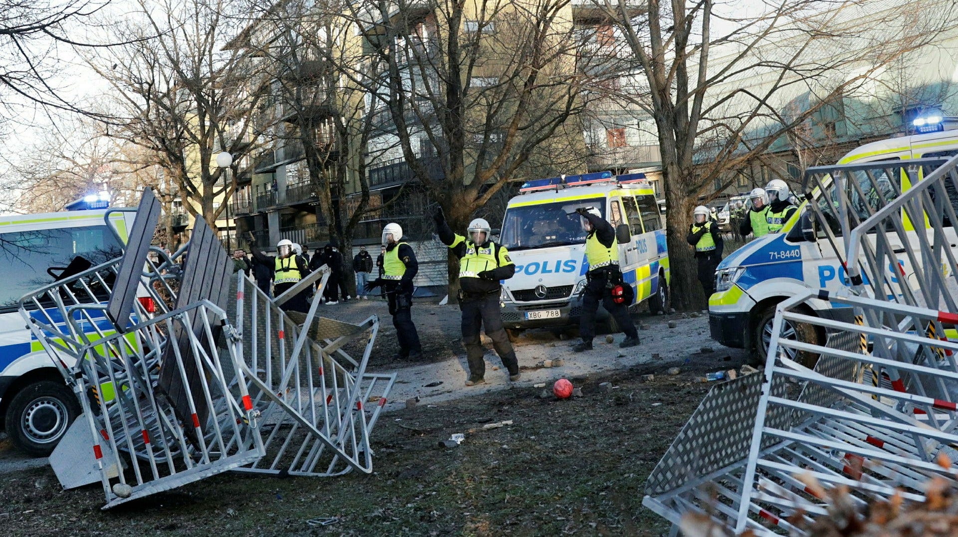 Polis på plats vid upploppen i Örebro påsken 2022.