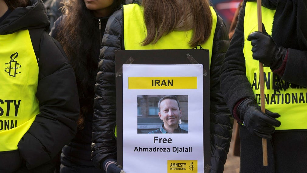 Demonstration utanför Irans ambassad på Lidingö för den fängslade KI-forskaren Ahmedreza Djalali 2017. Den planerade avrättningen i Iran måste stoppas, kräver insändarskribenten.