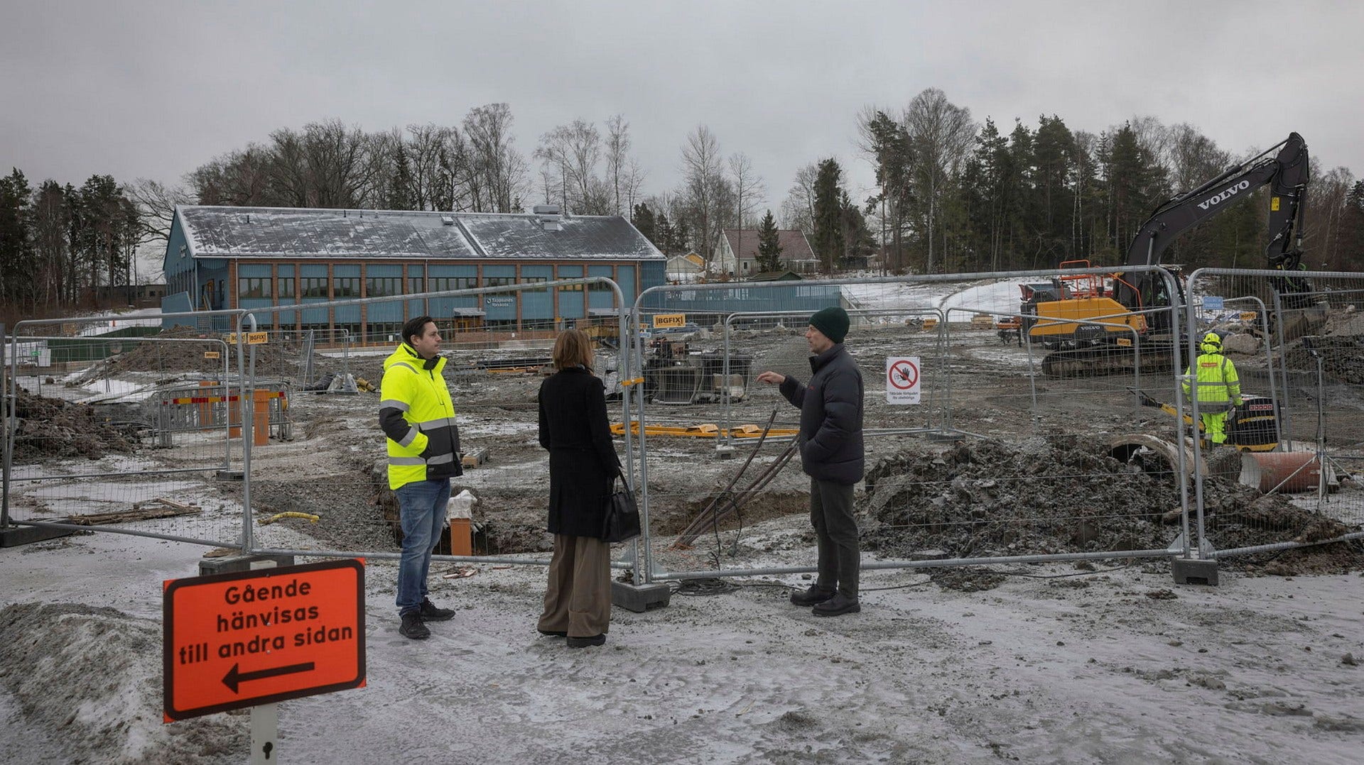 Tappsunds förskola står ensam på byggarbetsplatsen i Ekerö strand. Möjligen kommer en handfull närliggande bostäder att vara färdigbyggda våren 2025.
