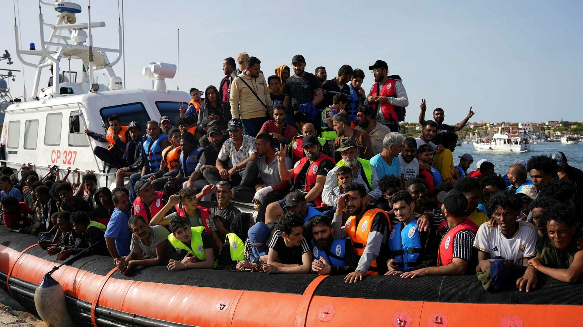 Migranter anländer till den italienska ön Lampedusa.
