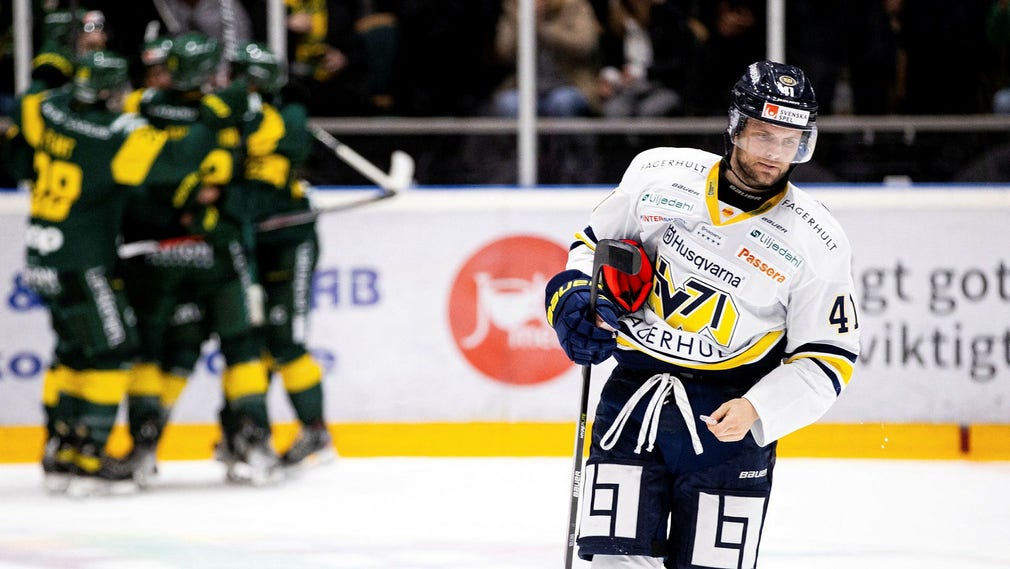 HV71:s Chad Billins deppar efter Björklövens 5–2-mål.