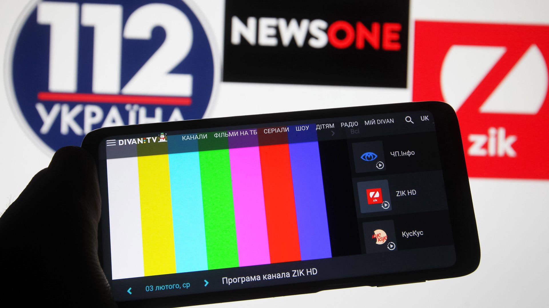 Ukrainas president Volodymyr Zelenskij har stängt de tre proryska tv-kanalerna tv-stationerna NewsOne, Kanal 112 och ZIK.