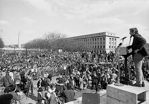 Daniel Ellsberg talar vid ett antikrigsmöte i Harrisburg i Pennsylvania i april 1972. Vid den tiden pågick fortfarande rättssaken om The Pentagon Papers.