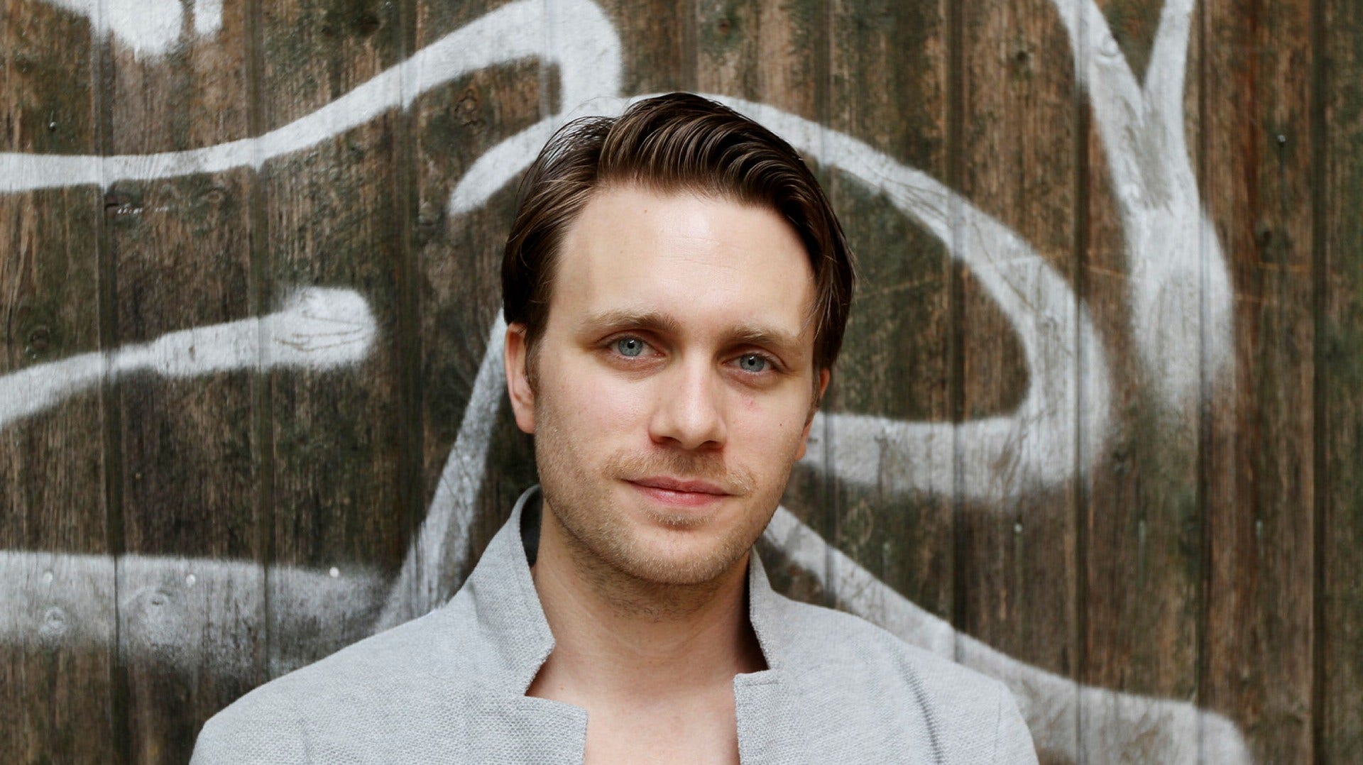 Martin Wallström spelar en av rollerna i Scalateaterns ”En runda till”, filmen som nu blir en pjäs.