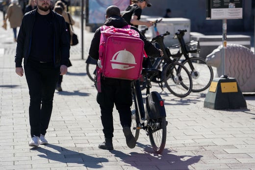 Företaget bakom hyrcyklarna ser nu över möjligheterna att ändra systemet för att göra det svårare för cykelbud att använda dem.