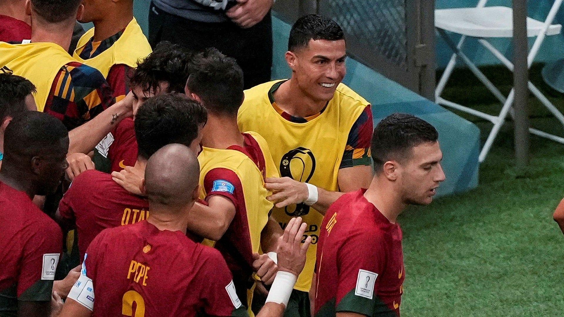 Cristiano Ronaldo njöt av Portugals storseger från bänken.