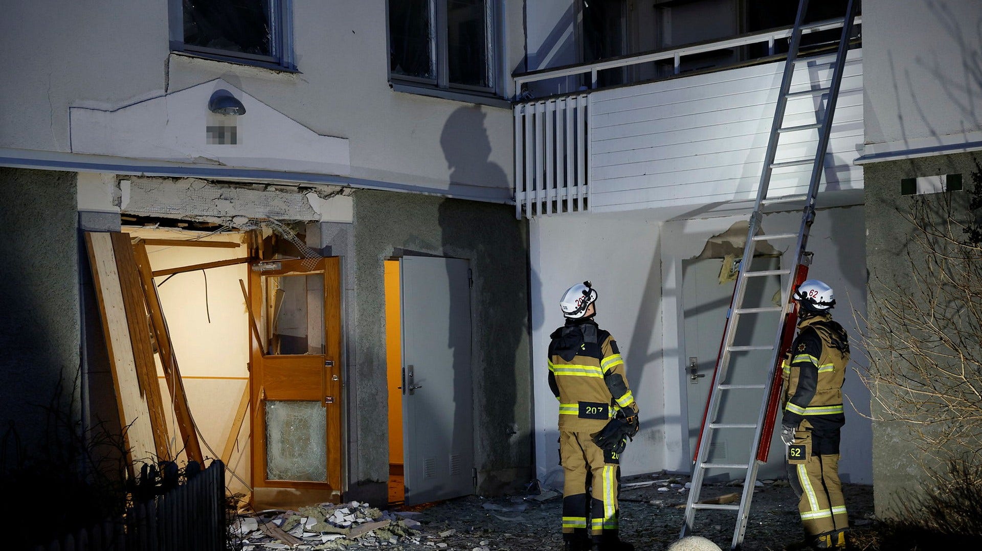 Vittnen i Haninge beskriver hur den första polispatrullen på plats snabbt retirerade från området. Innan Nationella bombskyddet senare bedömde området som säkert.