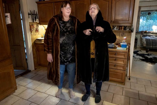 Birgit Holst och hennes mamma, svenskan Kerstin Holst, har levt med minkuppfödning i flera decennier. Kapporna är tillverkade av päls från gården på Själland.