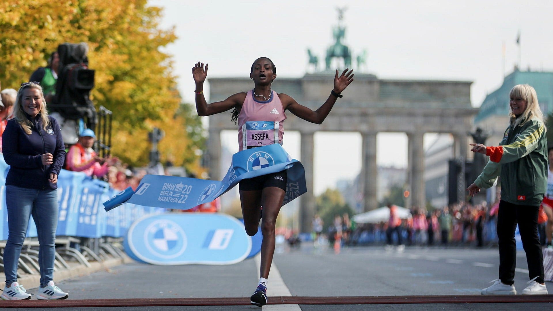 Tigist Assefa slog nytt världsrekord i Berlin.