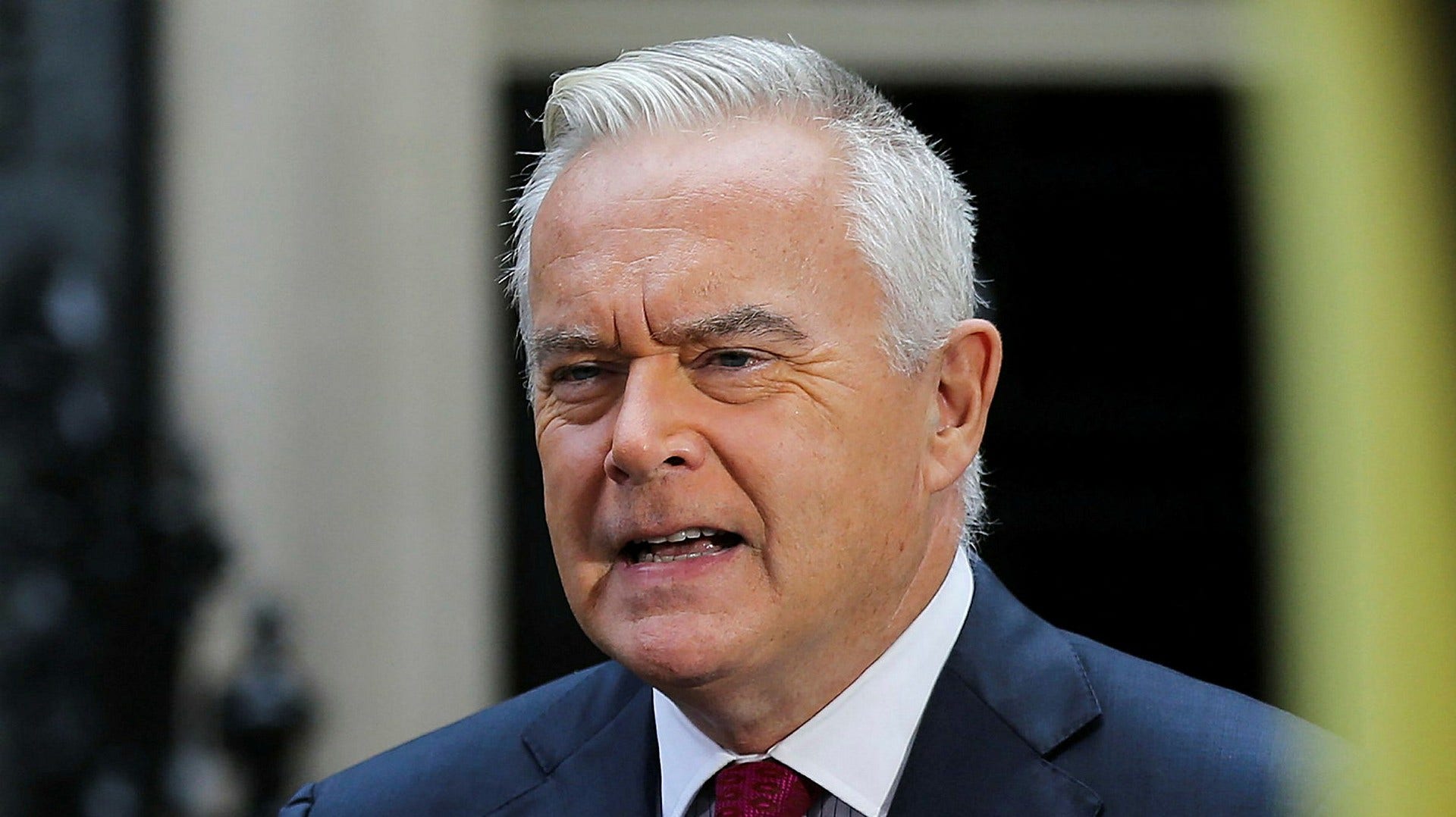 Huw Edwards under en liverapportering utanför Downings Street i september förra året.