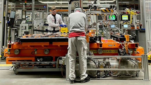 Här kontrolleras kablaget i golvet till nya Audi Q8 e-tron. Fabriken i Bryssel har 3 000 medarbetare.