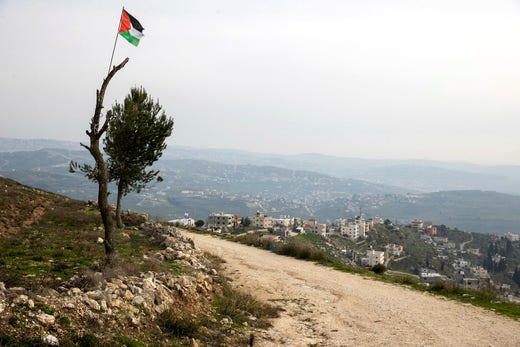 Den palestinska flaggan vajar ovanför byn Burka.
