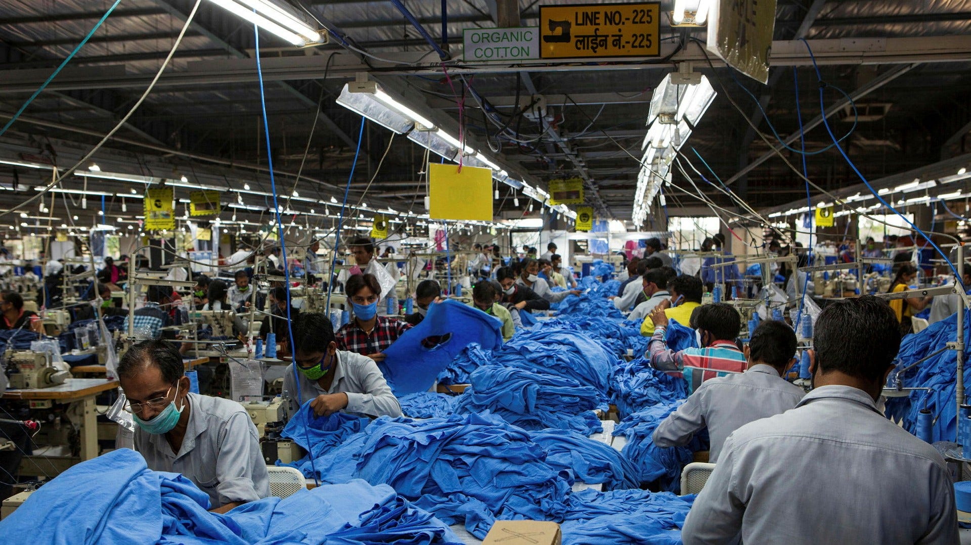 Tillverkning av kläder i en fabrik i Indore i Indien.