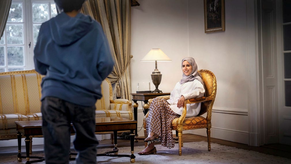 En skoldag är till ända för Hamad, 12, (med ryggen mot kameran) som har börjat sjunde klass i en internationell skola i Stockholm. Enass Alshahwan bor med sin yngste son i Stockholm. Övriga familjen finns i Saudiarabien. ”Med diplomatyrket följer ett splittrat familjeliv”, säger Enass Alshahwan.