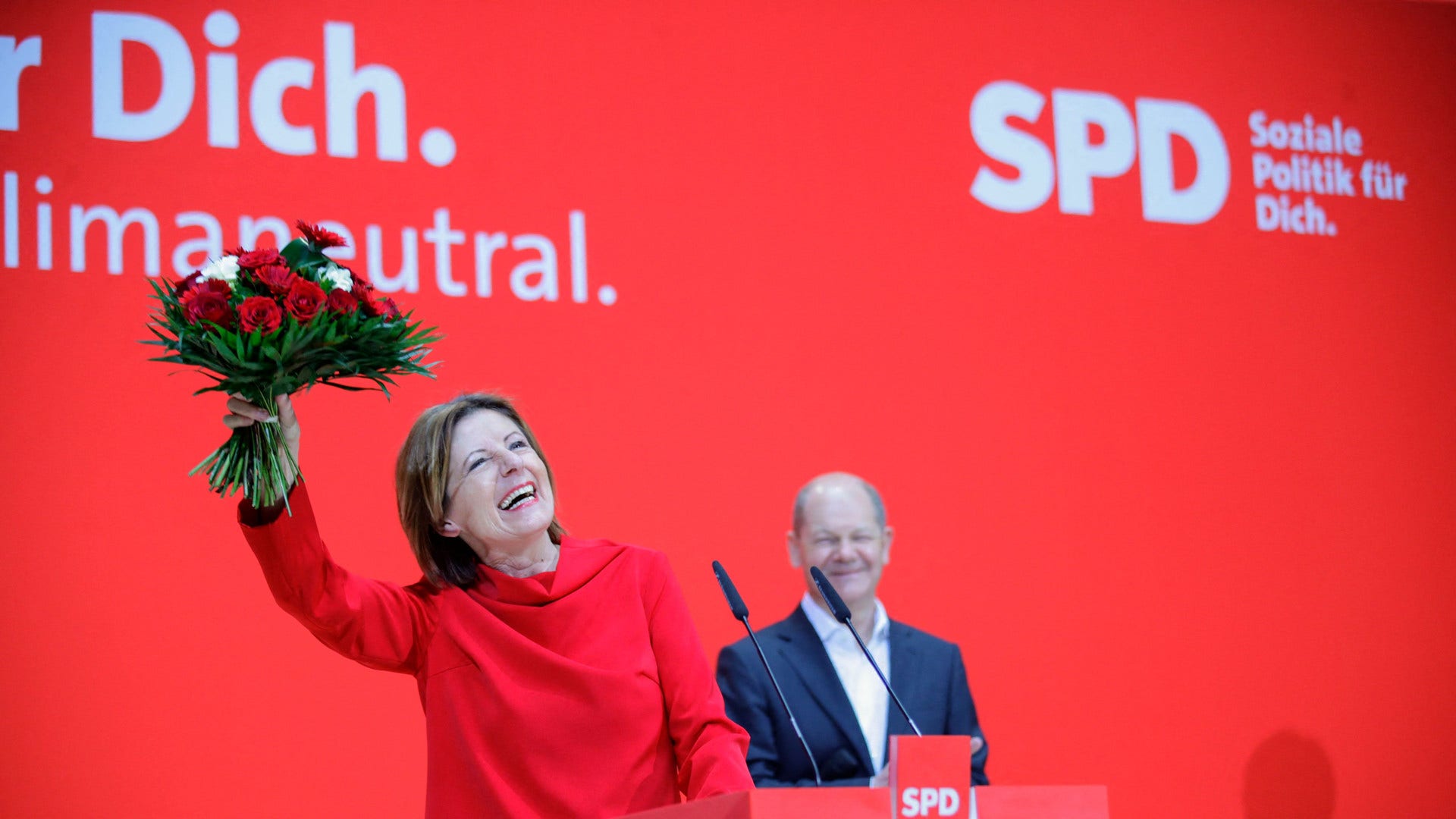 Malu Dreyer, regeringschef i delstaten Rheinland-Pfalz, firar valresultatet tillsammans med partikamraten och SPD:s kandidat till förbundskanslerposten – Olaf Scholz. Resultaten i helgens delstatsval har väckt frågor om kristdemokratiska CDU:s framtid efter förbundsdagsvalet i september.
