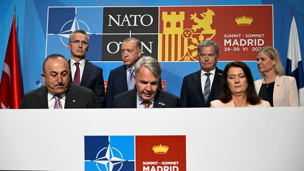 I ministri degli esteri di Turchia, Finlandia e Svezia firmano il documento, il che significa che la Turchia rinuncia al suo veto sulla domanda di Svezia e Finlandia di aderire alla NATO.
