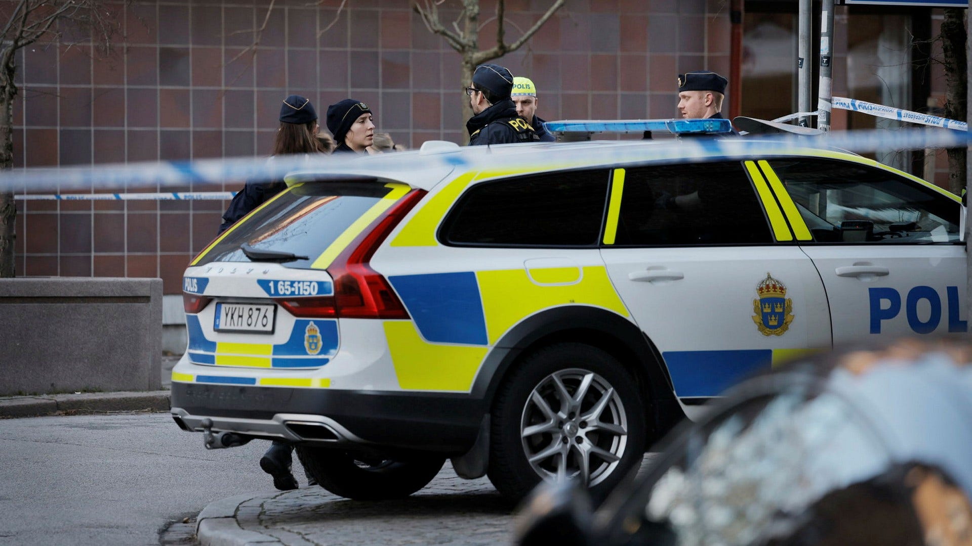 Polis på plats i centrala Malmö.