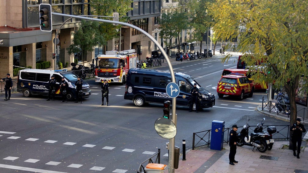 Sammanlagt sex brevbomber hittades vid ambassader och myndighetsbyggnader i Spanien.